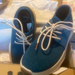 A gorgeous teal blue/green pair of brand new Vessi waterproof💦💧…NWOT in box